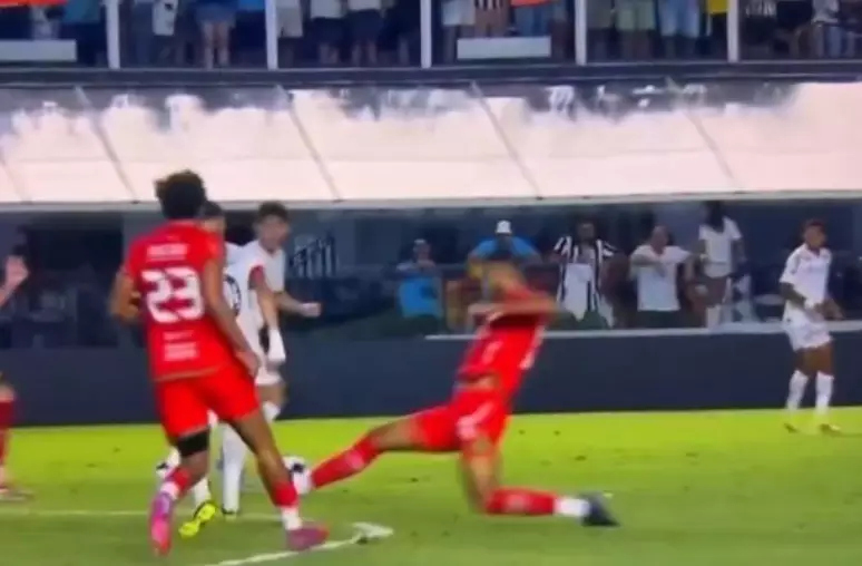 Entrada do jogador número 13 do Velo Clube em Neymar