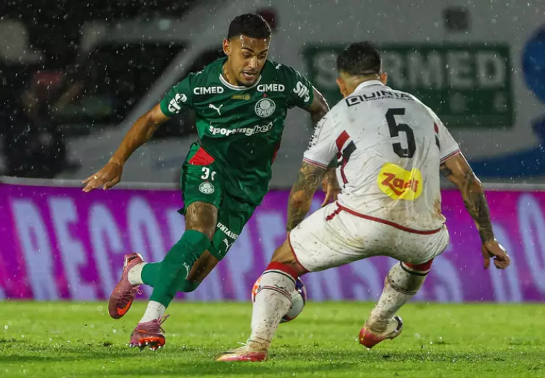 imagem da materia: Em noite chuvosa, Palmeiras cai contra o Botafogo e sofre segunda derrota no Paulistão