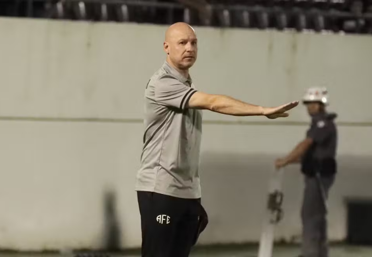 imagem da materia: Rogério Corrêa lamenta primeira derrota da Ferroviária na A2