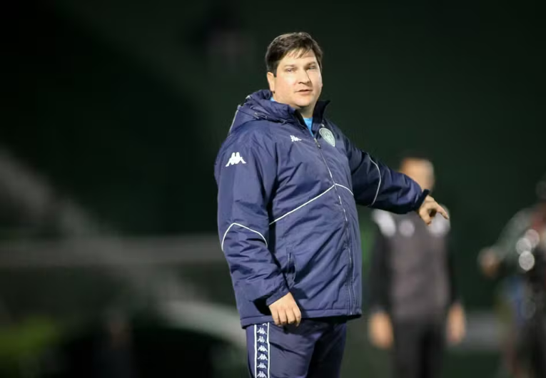 imagem da materia: Diretoria do Guarani avalia permanência de treinador para Série C