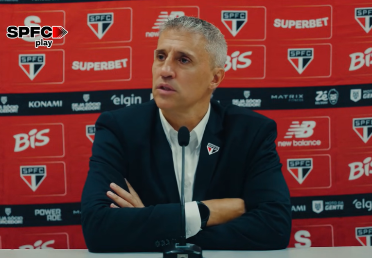 imagem da materia: Crespo exalta reservas após vitória no Couto Pereira e descarta saída para o River