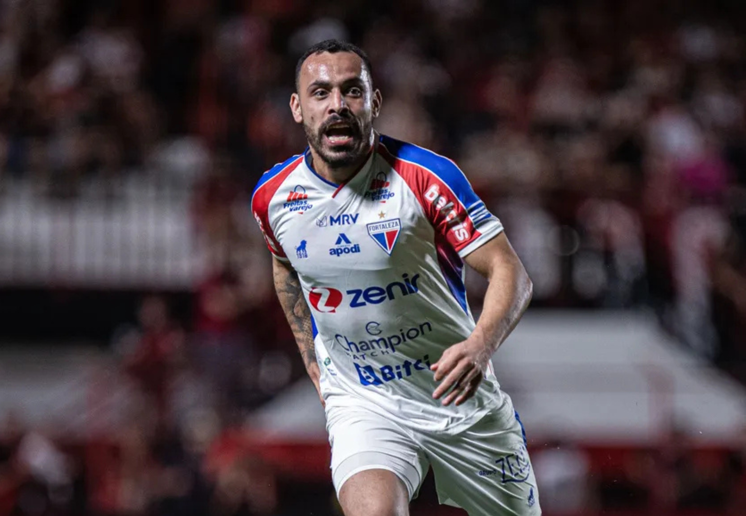 imagem da materia: Santos avança e negocia atacante Moisés de Fortaleza