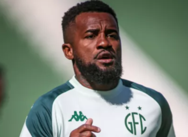 Cicinho rescinde contrato e deixa o Guarani antes da Série C