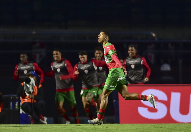 imagem da materia: Artilheiro da Lusa, Renê é emprestado ao Vitória