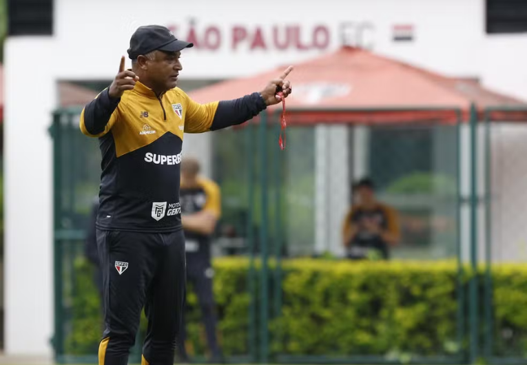 imagem da materia: São Paulo já estuda possíveis contratações para o meio do ano