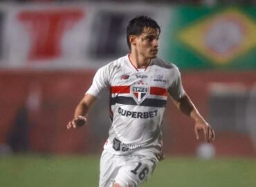 São Paulo vence Chapecoense e assume a liderança do Brasileiro