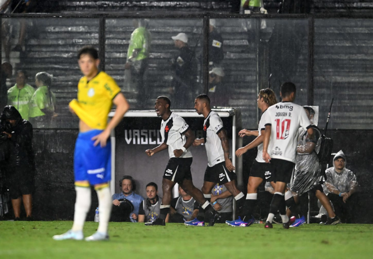 imagem da materia: Palmeiras perde de virada para o Vasco e deixa a liderança do Brasileiro