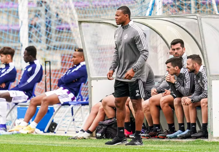 imagem da materia: São Paulo negocia com Júlio Baptista para assumir o Sub-20