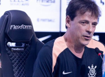 Apresentado, Diniz fala em adaptação e cobra reação no Corinthians