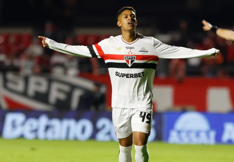 imagem da materia: Após cirurgia, Ryan Francisco retorna e ganha minutos no Sub-20