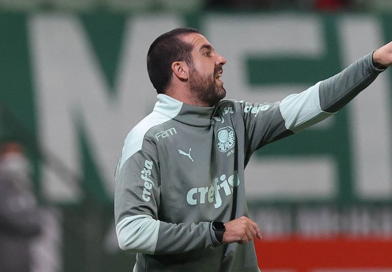 imagem da materia: Palmeiras adota silêncio em protesto por punição a Abel