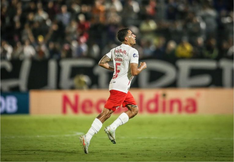 imagem da materia: Gabriel celebra vitória do Bragantino sobre o Flamengo