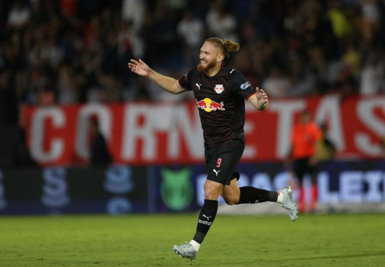 imagem da materia: Hat-trick? Árbitro anota terceiro gol de Pitta como contra