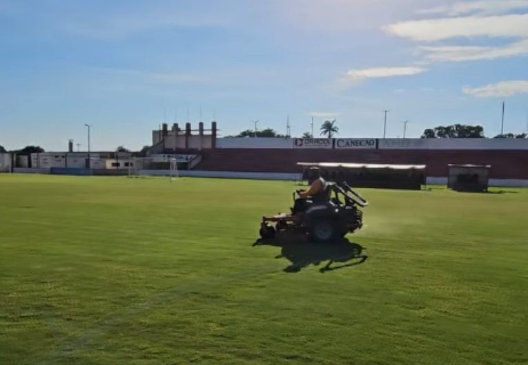 imagem da materia: Linense intensifica recuperação do gramado do Gilbertão
