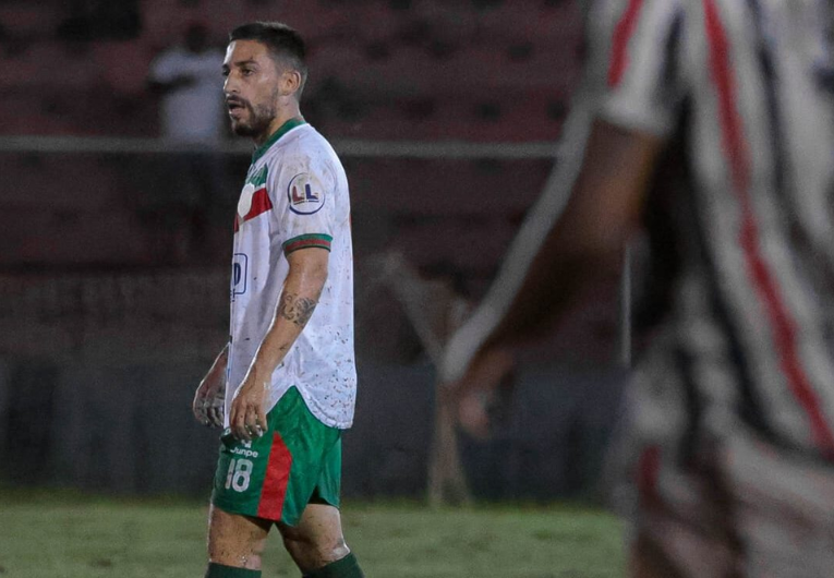imagem da materia: Rafinha celebra gol em classificação da Briosa na Série A3