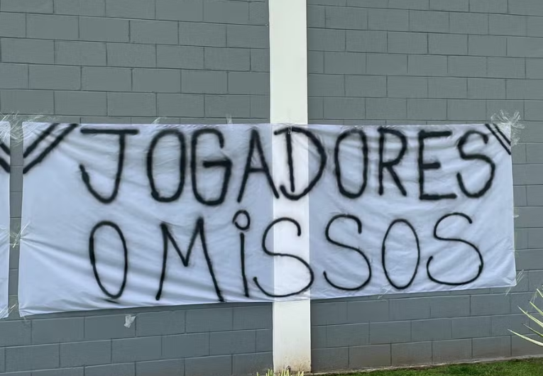 imagem da materia: Torcida protesta no CT do Corinthians e cobra elenco por má fase