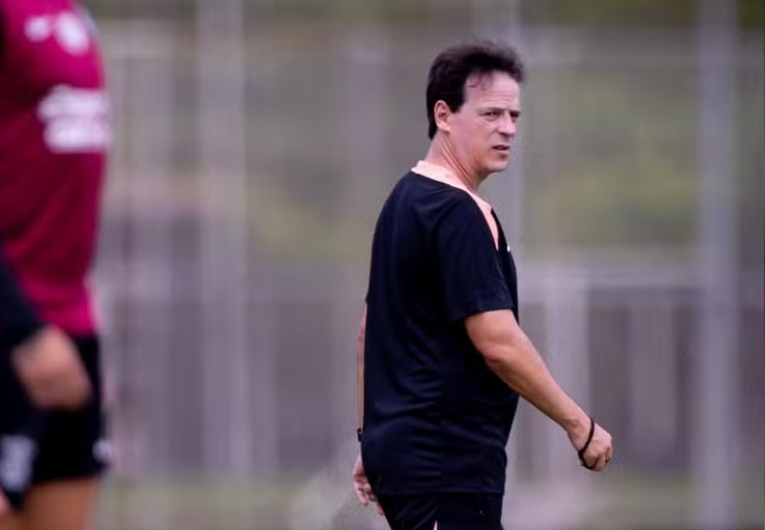 imagem da materia: Na estreia de Fernando Diniz, Corinthians tenta quebrar tabu na Argentina