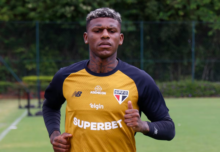 imagem da materia: Arboleda muda postura e decide retornar ao Brasil para rescisão com São Paulo