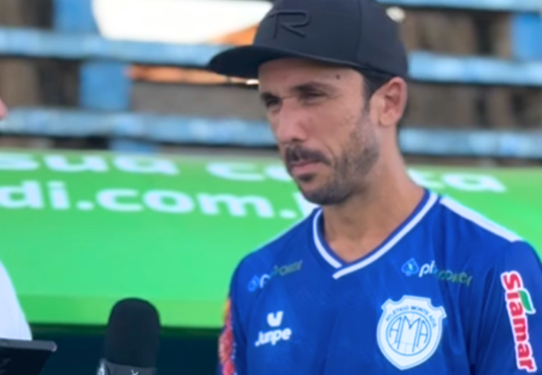 imagem da materia: Thiago Ribeiro aparece com camisa do AMA e chama atenção da torcida