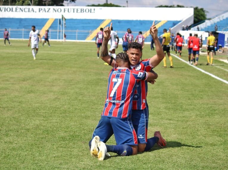 O Grêmio São-Carlense venceu o Barretos pelo placar de 1 a 0, com gol de Gilvan, e se classificou para a semifinal do Campeonato Paulista Série A4 de 2026, no Estádio Prof. Luisão, em São Carlos. Com o resultado, o Grêmio enfrenta a Inter de Bebedouro.