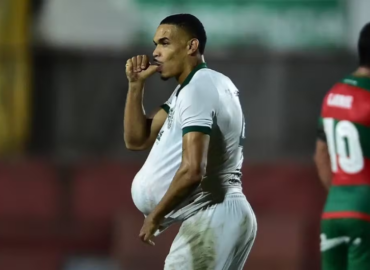 Jonathan Costa celebra fase no Guarani em Campinas