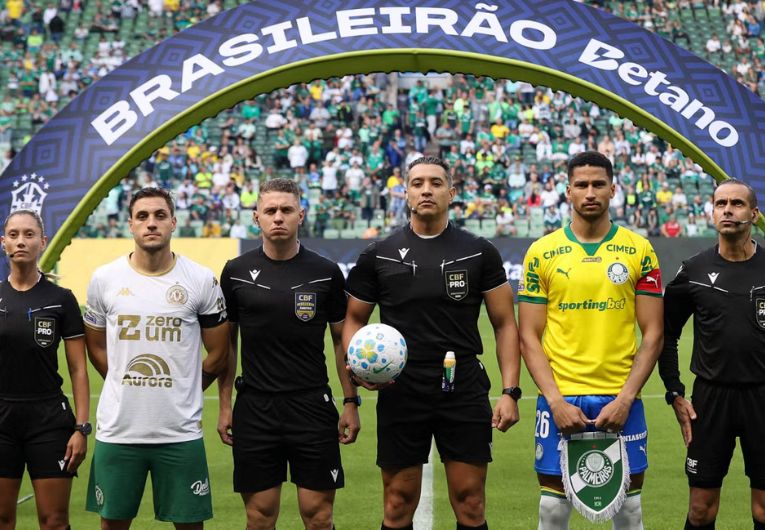 Palmeiras rebate críticas após polêmicas com arbitragem