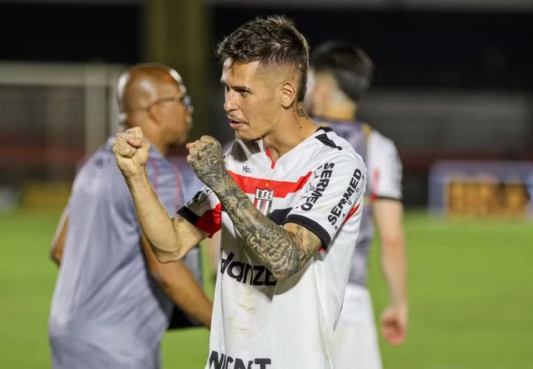 Botafogo-SP libera o meia Marquinho