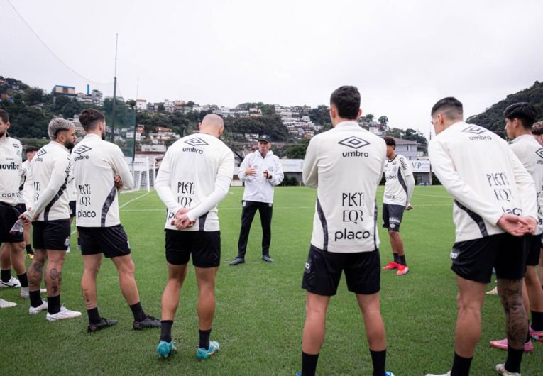 O elenco do Santos segue na preparação para o segundo semestre de 2026. Depois de 21 dias de férias, os jogadores terão 24 dias de treinamentos antes do confronto contra o Botafogo, pelo Campeonato Brasileiro.