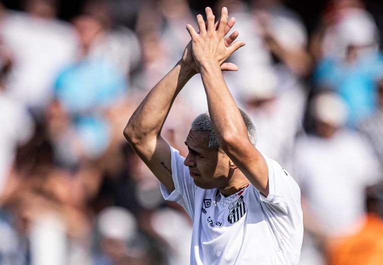 A seleção paraguaia anunciou na última segunda-feira (1º) sua lista de convocados para a Copa do Mundo de 2026. Entre os nomes escolhidos está o atacante Gustavo Caballero, de 24 anos, jogador que pertence ao Santos e atualmente está emprestado ao Portsmouth, da Inglaterra.