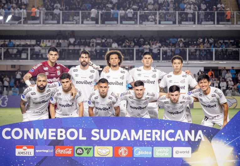 A Conmebol divulgou na noite da última quarta-feira (3) as datas e os horários dos confrontos dos playoffs da Copa Sul-Americana. O primeiro duelo do Santos no mata-mata continental acontecerá na semana seguinte ao término da Copa do Mundo.