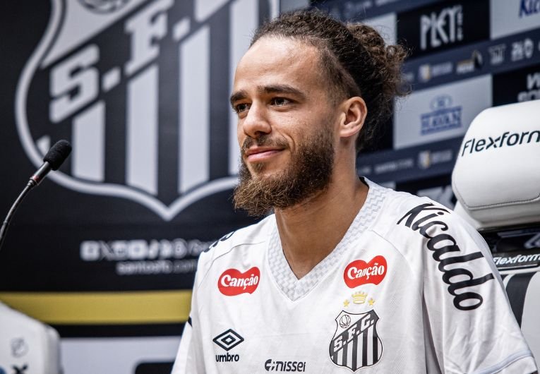 O Santos está nas etapas finais para rescindir o contrato do atacante argelino Billal Brahimi. O jogador retornou recentemente de um período de empréstimo ao Estrela Amadora, de Portugal, mas não faz parte dos planos da comissão técnica.