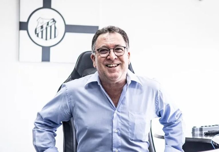 O presidente do Santos, Marcelo Teixeira, revelou, em entrevista à CNN Esportes, que o clube possui negociações avançadas para a construção de um novo centro de treinamento voltado às categorias de base. O projeto prevê a utilização de uma área de aproximadamente 700 mil metros quadrados na região continental de São Vicente.