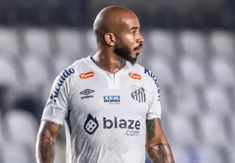O Santos terá um segundo semestre movimentado em relação a contratos. A partir de julho, dez jogadores vinculados ao clube poderão assinar pré-contrato com outras equipes e deixar a Vila Belmiro gratuitamente ao fim da temporada. O principal nome da lista é Neymar, cuja permanência segue indefinida.
