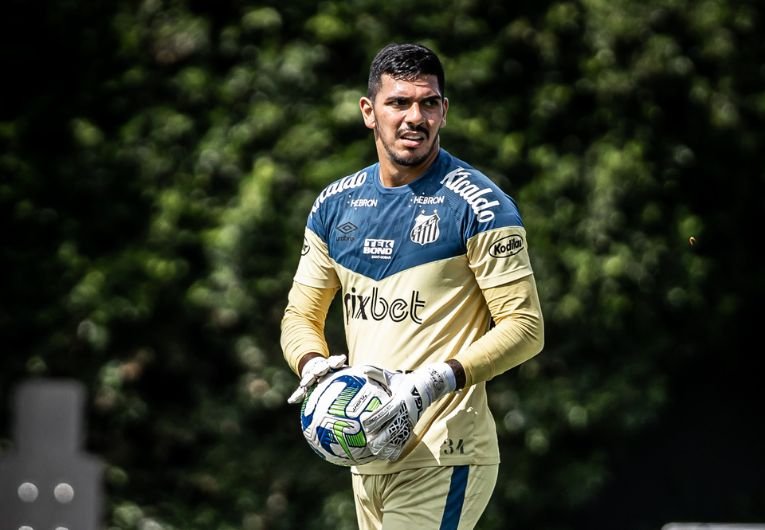 O Santos aguarda a definição do futuro de três jogadores cujos contratos de empréstimo se encerram no próximo dia 30: o goleiro João Paulo e os atacantes Gustavo Caballero e Billal Brahimi.