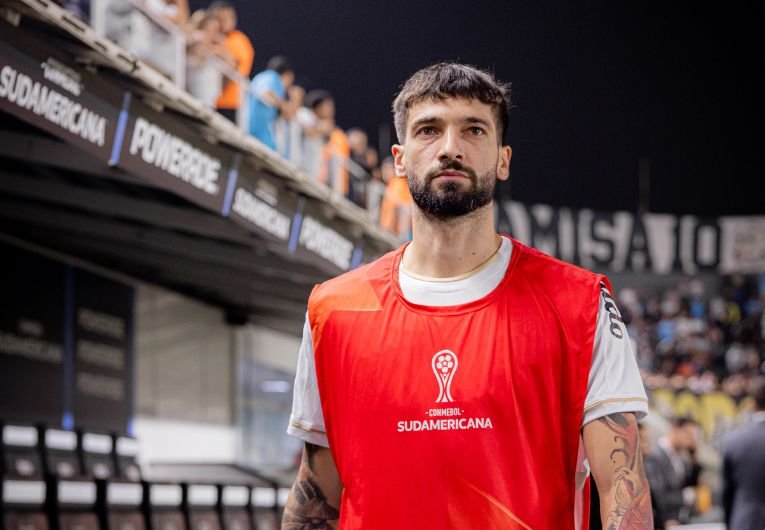 O Santos afirmou não ter recebido qualquer contato envolvendo o atacante Lautaro Díaz. Nos últimos dias, surgiram rumores de que o técnico Juan Pablo Vojvoda teria solicitado a contratação do jogador para o Racing-ARG.