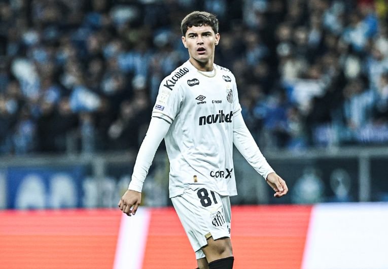 O Santos anunciou na última segunda-feira (8) a renovação de contrato do meio-campista Samuel Perri, de 18 anos. O vínculo, que anteriormente era válido até abril de 2027, foi prorrogado até 31 de janeiro de 2029.