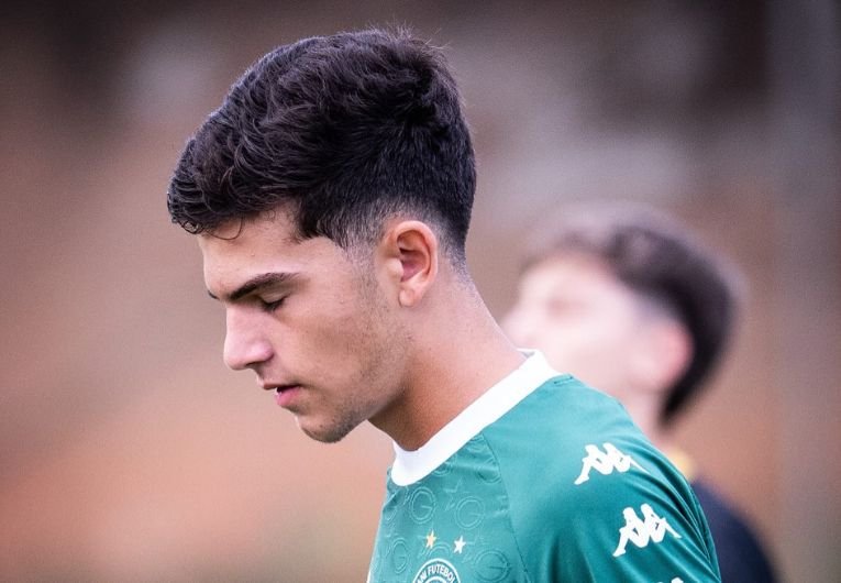 O Santos oficializou a saída do zagueiro Lucca Rosolen após apenas seis meses nas categorias de base do clube. O defensor havia sido contratado junto ao Guarani em dezembro do ano passado e integrava o elenco das equipes de formação do Peixe.