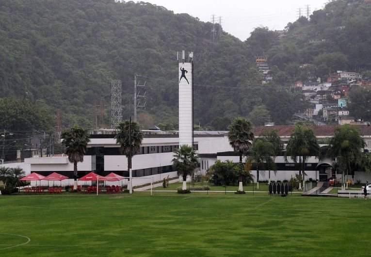 A Federação Paulista de Futebol (FPF) vetou a utilização do CT Rei Pelé para a realização de partidas oficiais das categorias de base do Santos por conta de pendências na documentação do local.