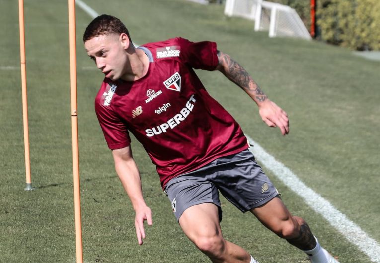 imagem da materia: Lateral da base pode ganhar nova chance no São Paulo