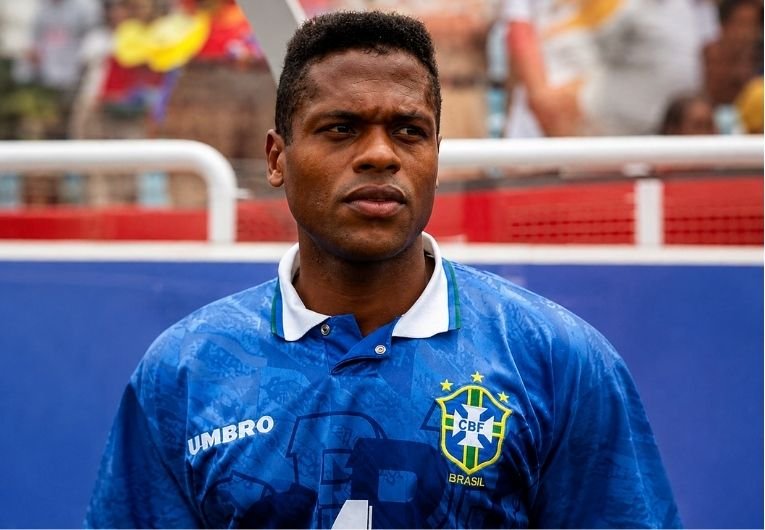 Ronaldão com a camisa da Seleção Brasileira durante a Copa do Mundo de 1994, torneio que marcou o tetracampeonato do Brasil nos Estados Unidos.