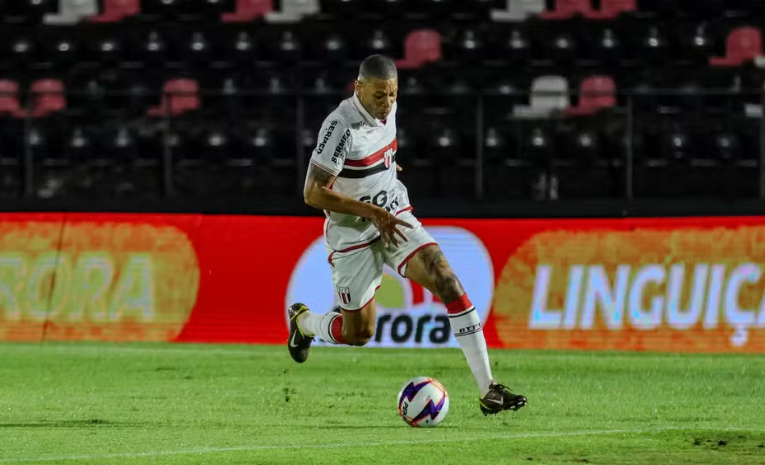 Hygor, atacante do Botafogo-SP, fez seu quinto gol na Série B — Foto: João Victor Menezes de Souza/Agência Botafogo
