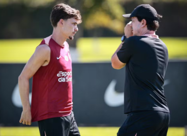 Diniz comanda treino de finalização no Corinthians