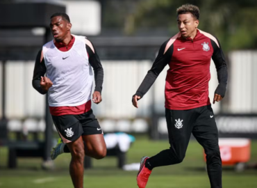 Corinthians treina em dois períodos e tem retorno de Lingard