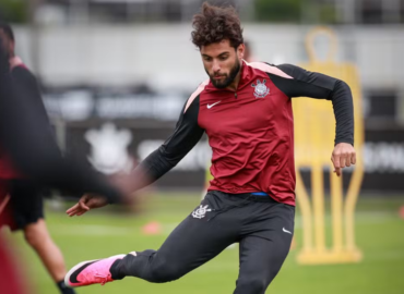 Corinthians trabalha construção ofensiva em treino no CT