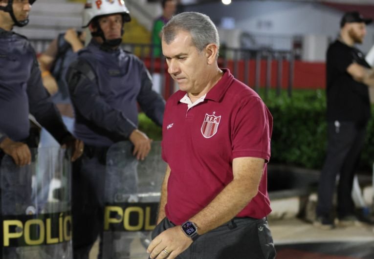 Cláudio Tencati cobra regularidade do Botafogo-SP para afastar o Z4