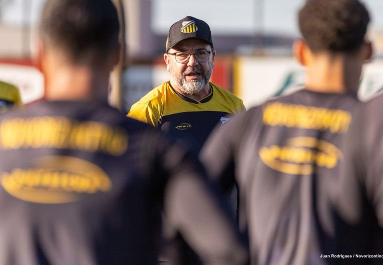 Enderson Moreira pede foco total para duelo contra o Atlético-GO