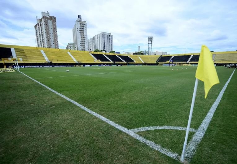 São Bernardo inicia venda para duelo decisivo com Cuiabá