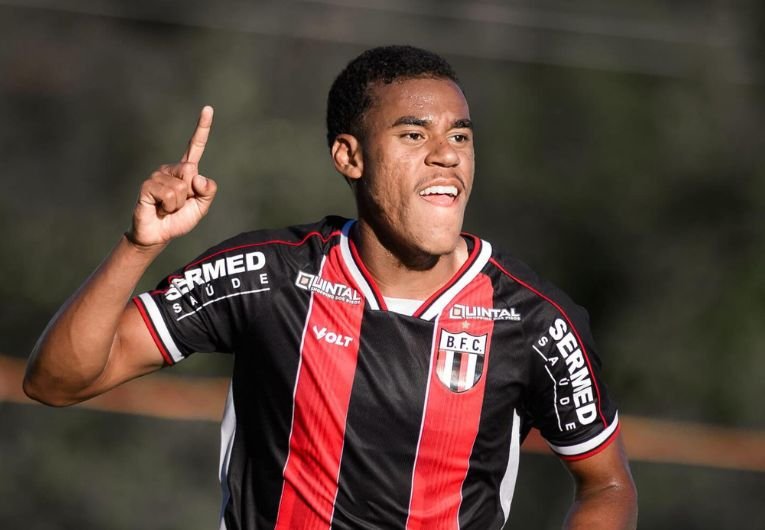 Botafogo-SP adquire em definitivo atacante Iago, destaque da base 