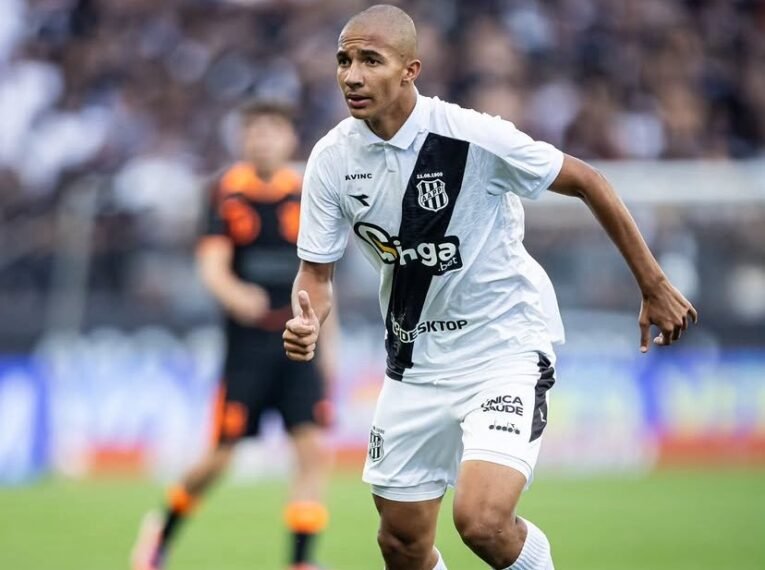 Damião, centroavante da Ponte Preta