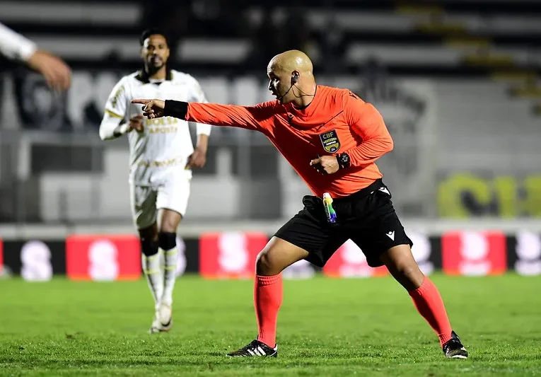 Wiomar Santana de Oliveira aponta pênalti para a Ponte Preta - Foto: Marcos Ribolli / PontePress